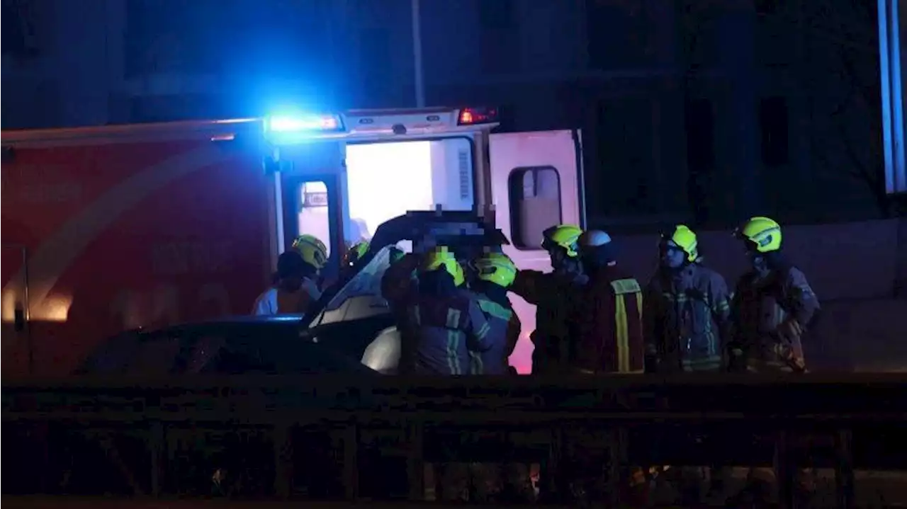 A100 in Schöneberg: Feuerwehr befreit Person nach Unfall aus Auto