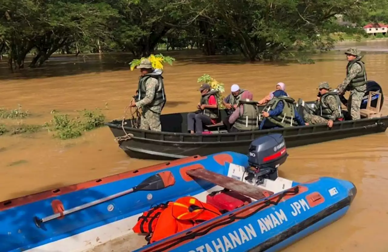 Bomba Pahang bantu 260 penduduk kampung terkandas banjir keluar mengundi | The Malaysian Insight