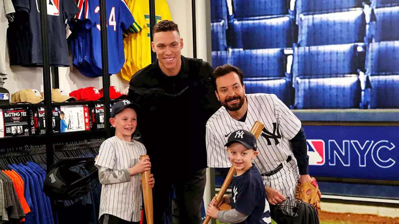 Aaron Judge Photobombs Yankees Fans With Jimmy Fallon