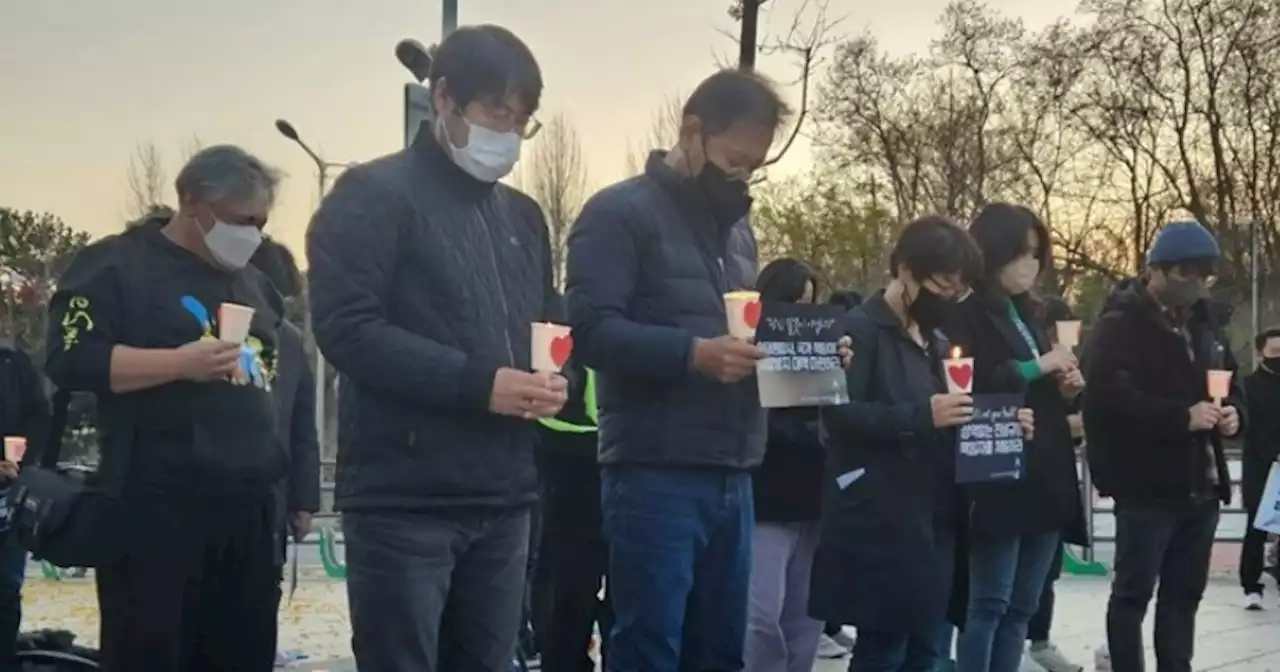 이태원 공원에 삼삼오오 모여든 시민들 “당신 잘못이 아니다”