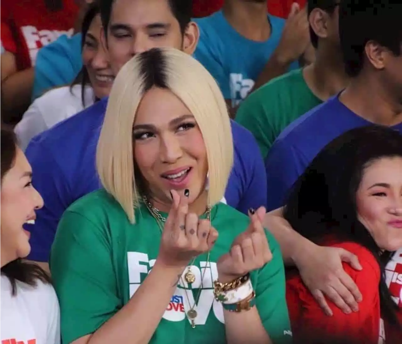 It’s Showtime staff members receive P300K Christmas bonus from Vice Ganda - Latest Chika