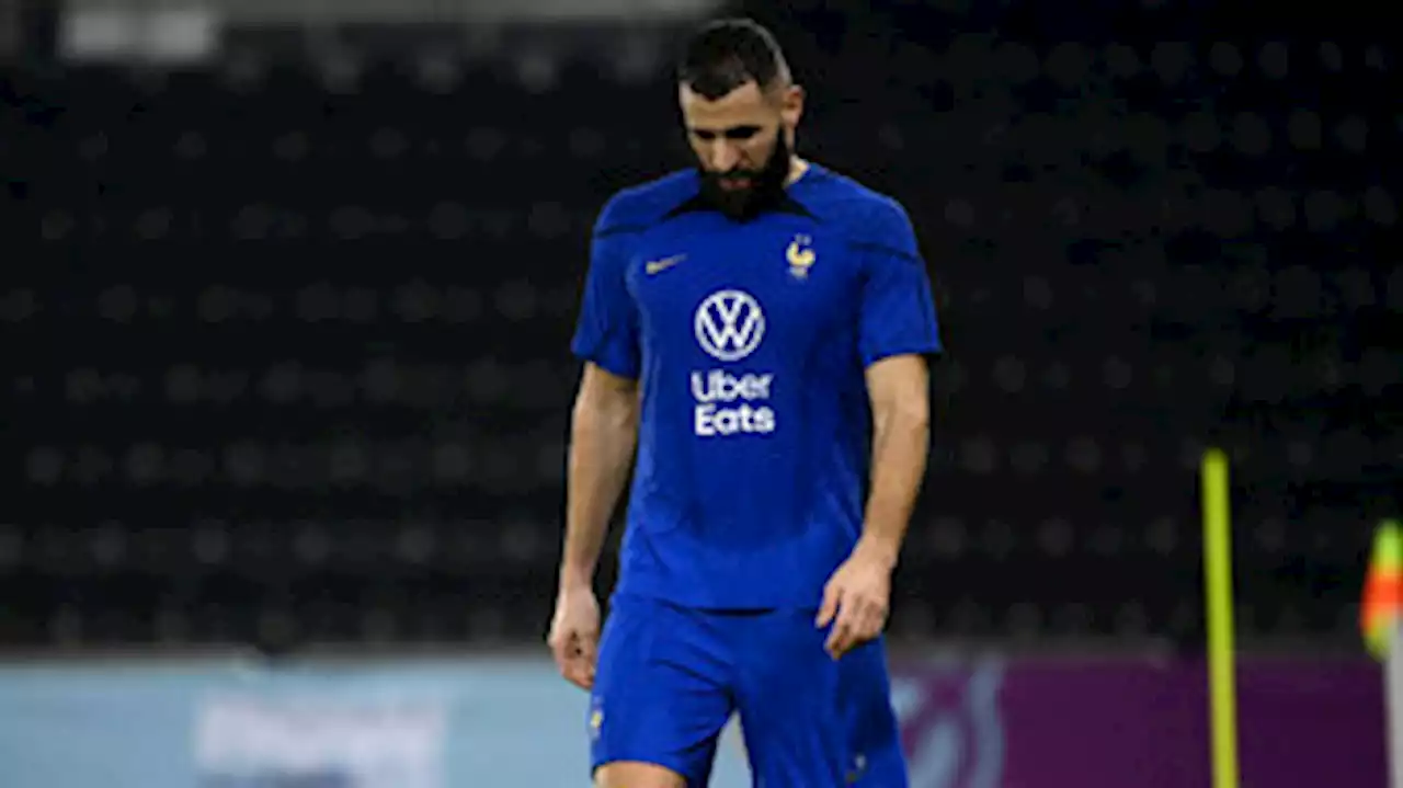 Benzema sente lesão em treino e está fora da estreia da França na Copa