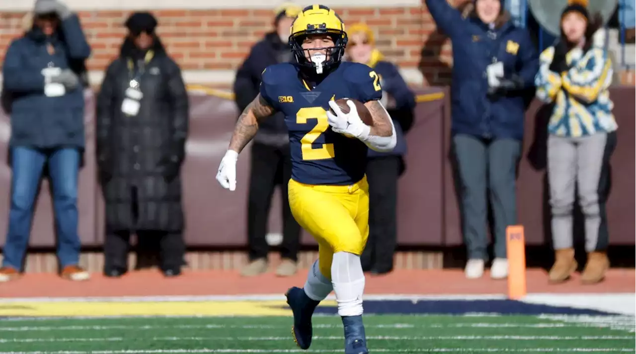 Michigan RB Corum Exits Game vs. Illinois With Apparent Knee Injury