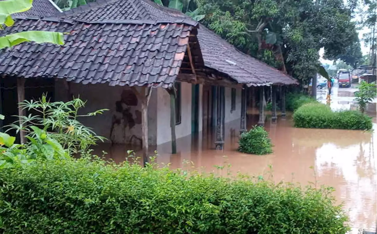 Sungai Wiroko Meluap, Jalan Raya dan 3 Rumah di Nguntoronadi Wonogiri Tergenang