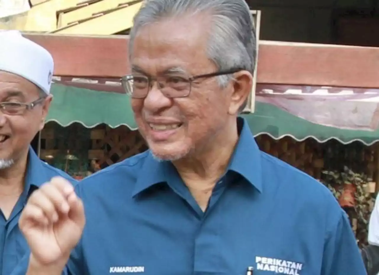 GE15: Bandar Tun Razak's Kamarudin spotted wearing Perikatan pin at polling centre