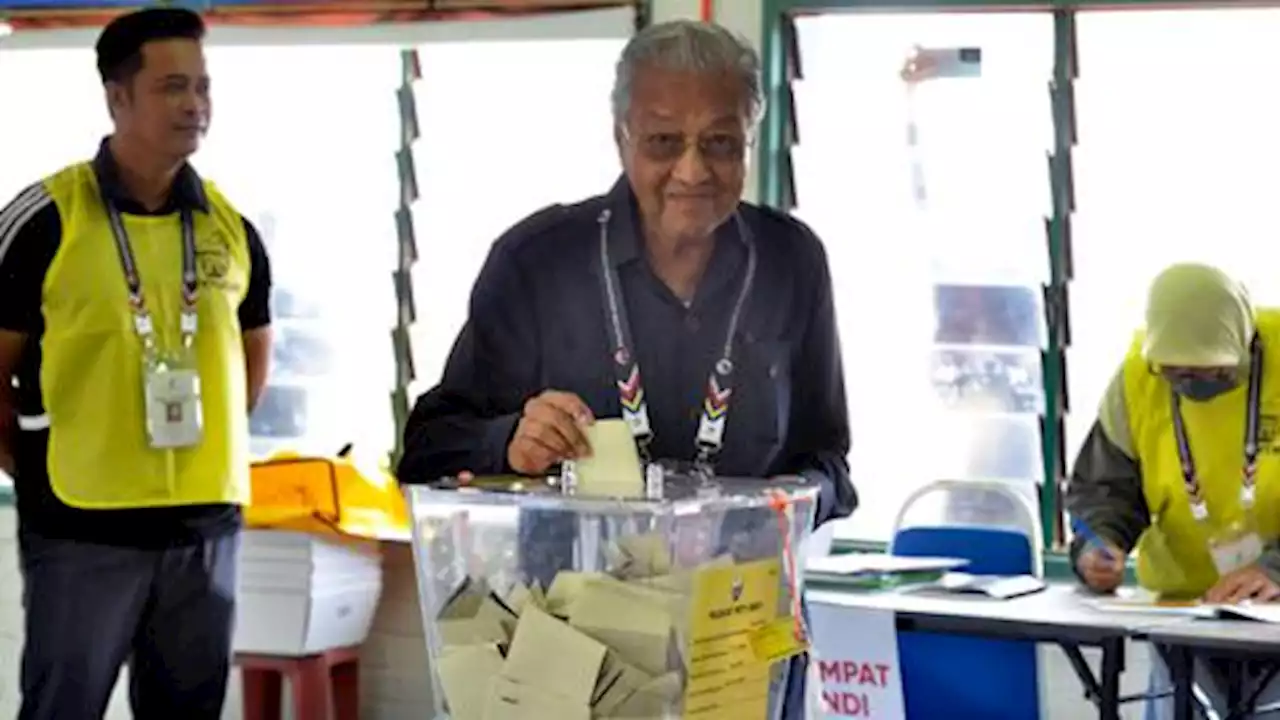 Malaysia's Mahathir loses parliamentary seat in polls