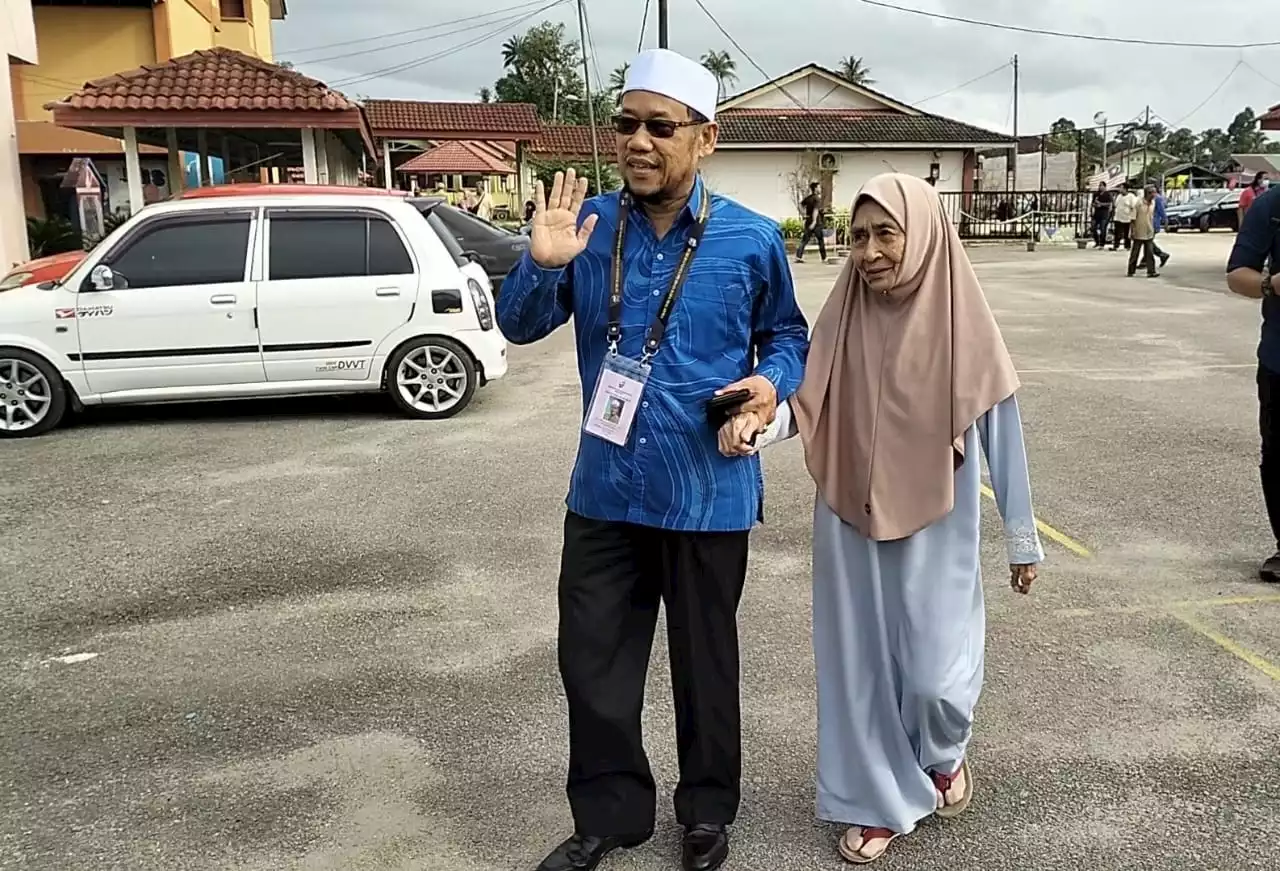 PRU15: Ibu teman calon BN Tumpat keluar mengundi