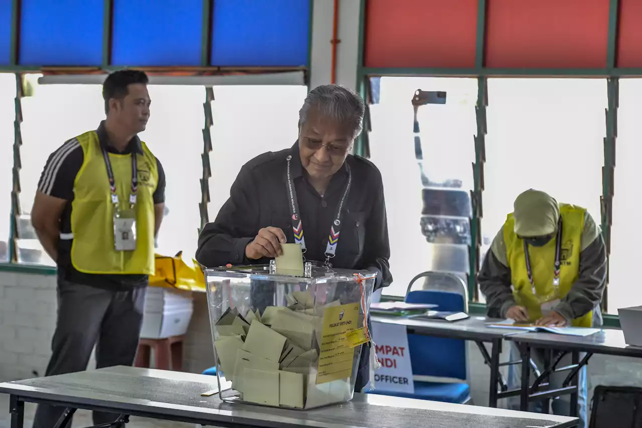 Tun Mahathir, isteri mengundi di Parlimen Kuala Kedah