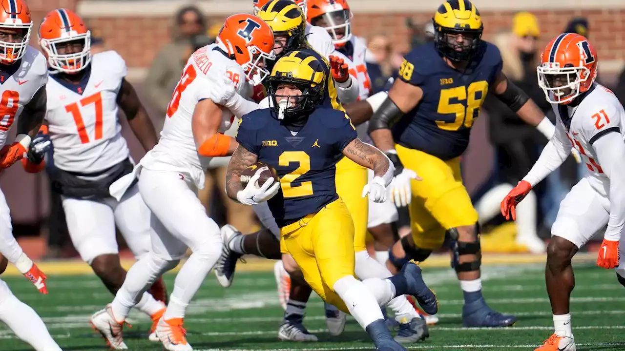 Michigan RB Blake Corum exits Illinois game with apparent knee injury