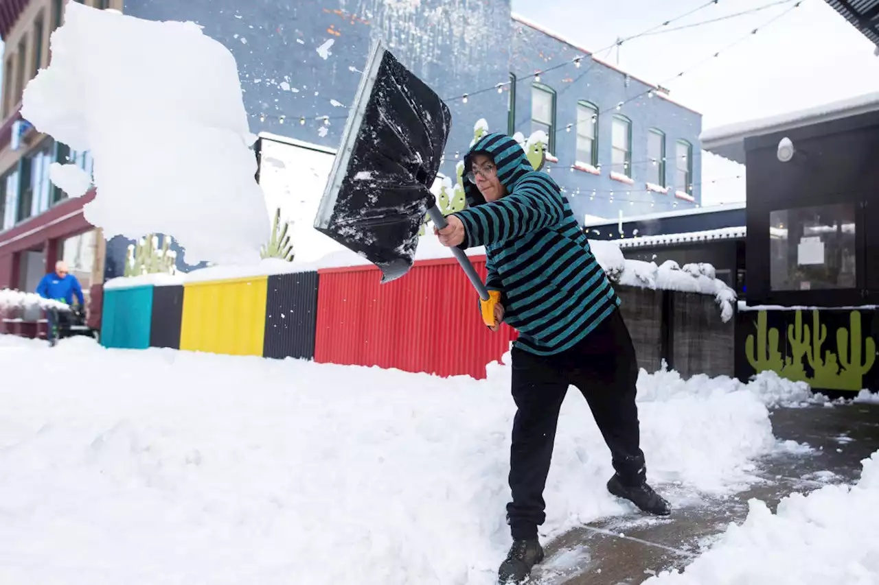 2 dead after shoveling heavy snow as 'historic' winter storm batters Upstate New York