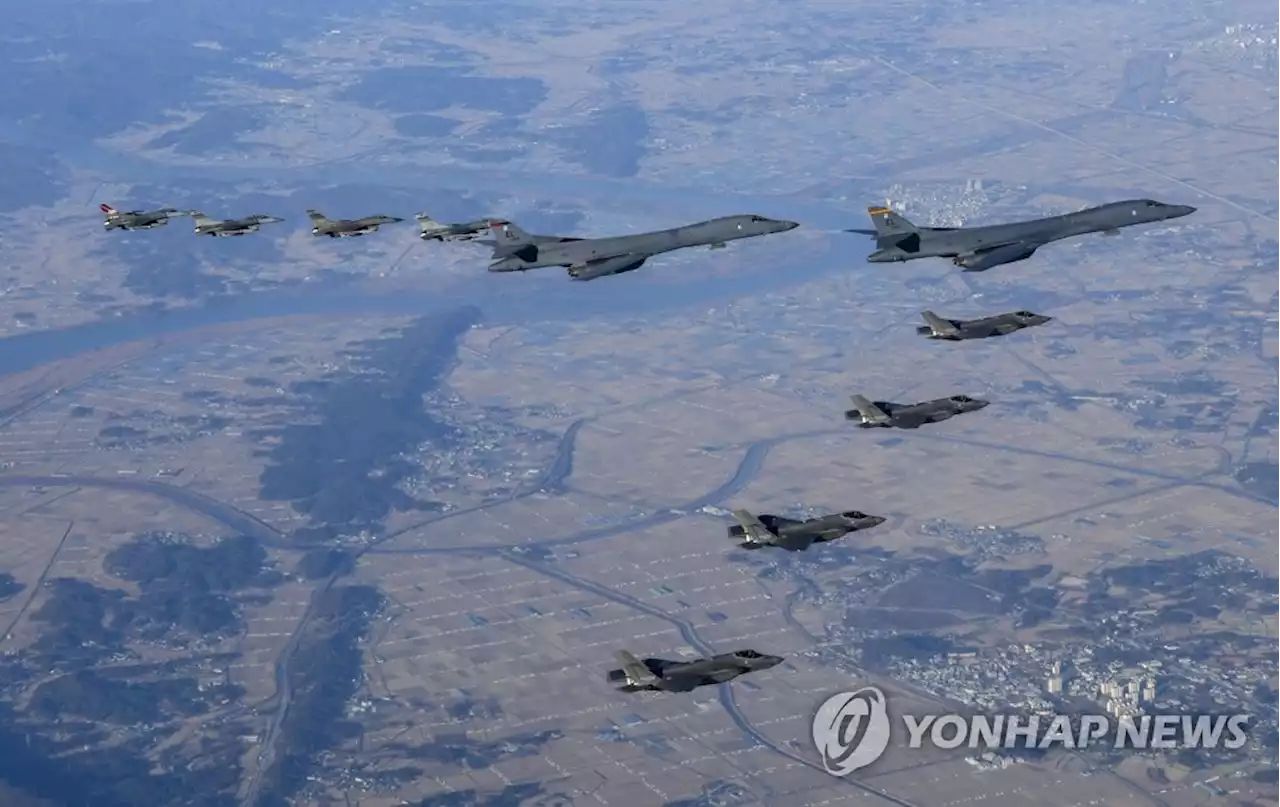 전략폭격기 B-1B 한반도 재전개…北ICBM 하루만에 대응 무력시위 | 연합뉴스