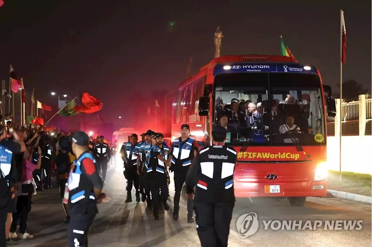 [월드컵] 경계는 삼엄하게·환호는 뜨겁게…포르투갈, 팬들 환영 속 입성 | 연합뉴스