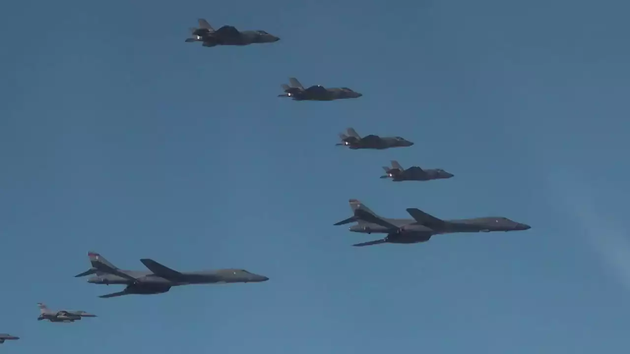 美 전략폭격기 B-1B 한반도 재전개...김정은, 화성-17형 발사 현장 지도