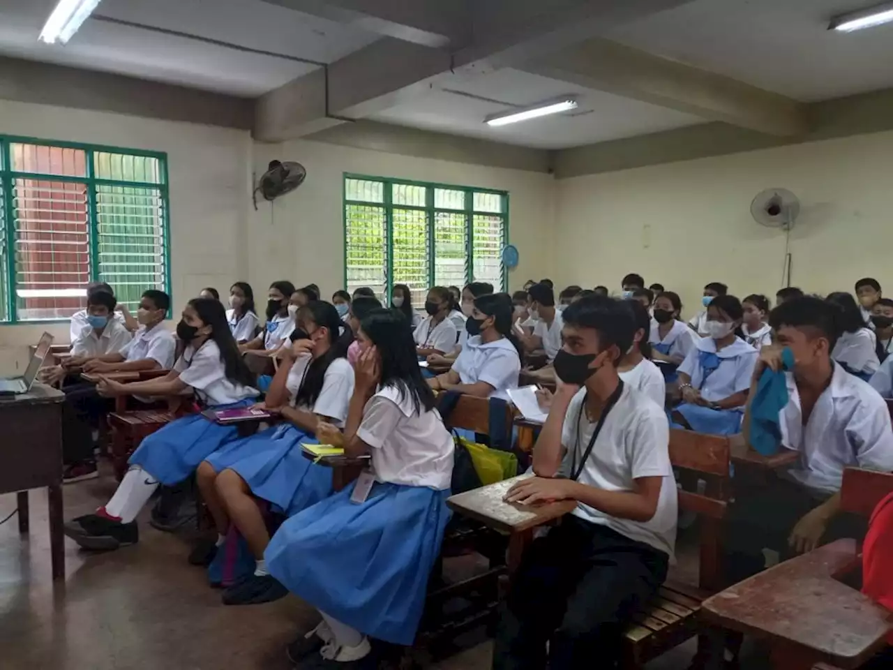 DepEd-7 to let parents decide if their kids should continue wearing face masks in schools