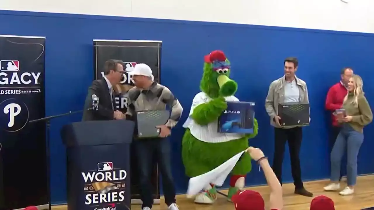 Phillies legends unveil new e-gaming room at the 24th PAL Center in Philadelphia