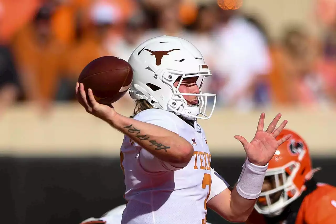 Texas quarterback Quinn Ewers gets a pep talk