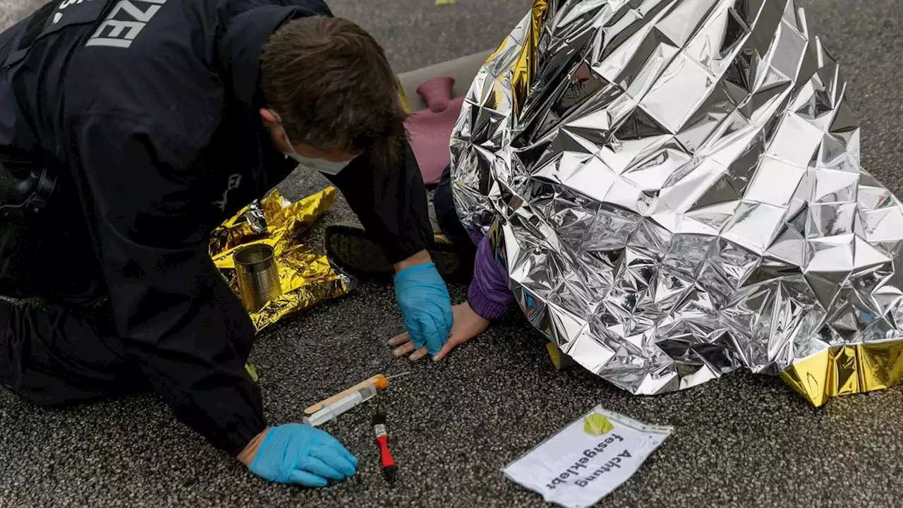 Berlin: Klebe-Aktivisten sollen länger in Haft
