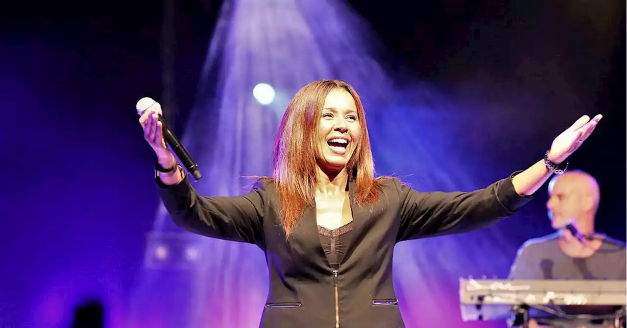 Avignon : Chimène Badi chante Johnny avec 200 choristes