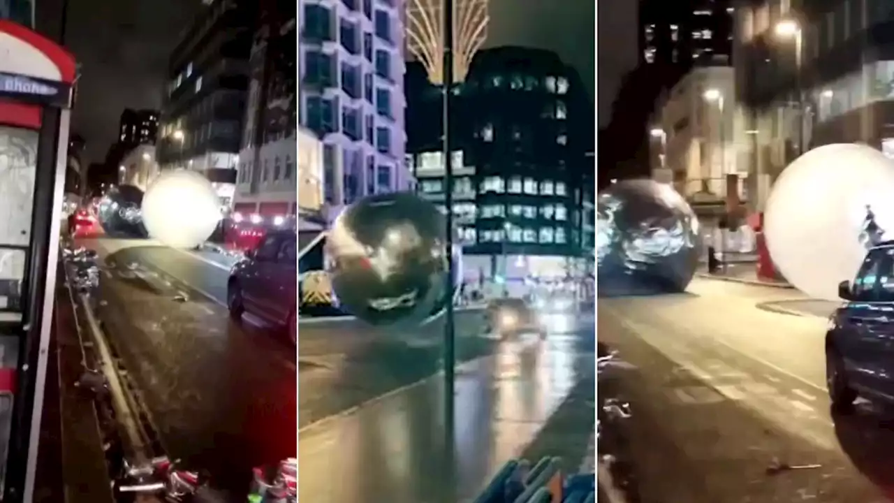 Des boules de Noël géantes ont semé la pagaille dans le centre de Londres