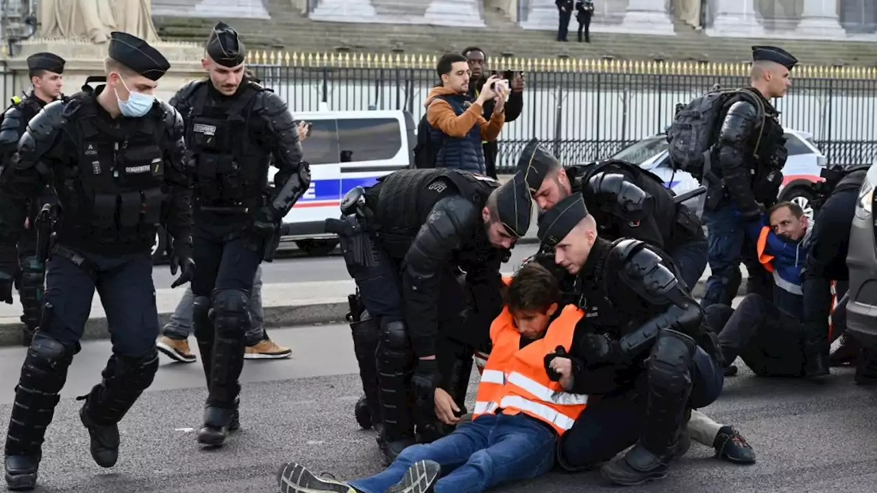 Des militants écolos bloquent la circulation devant l’Assemblée nationale