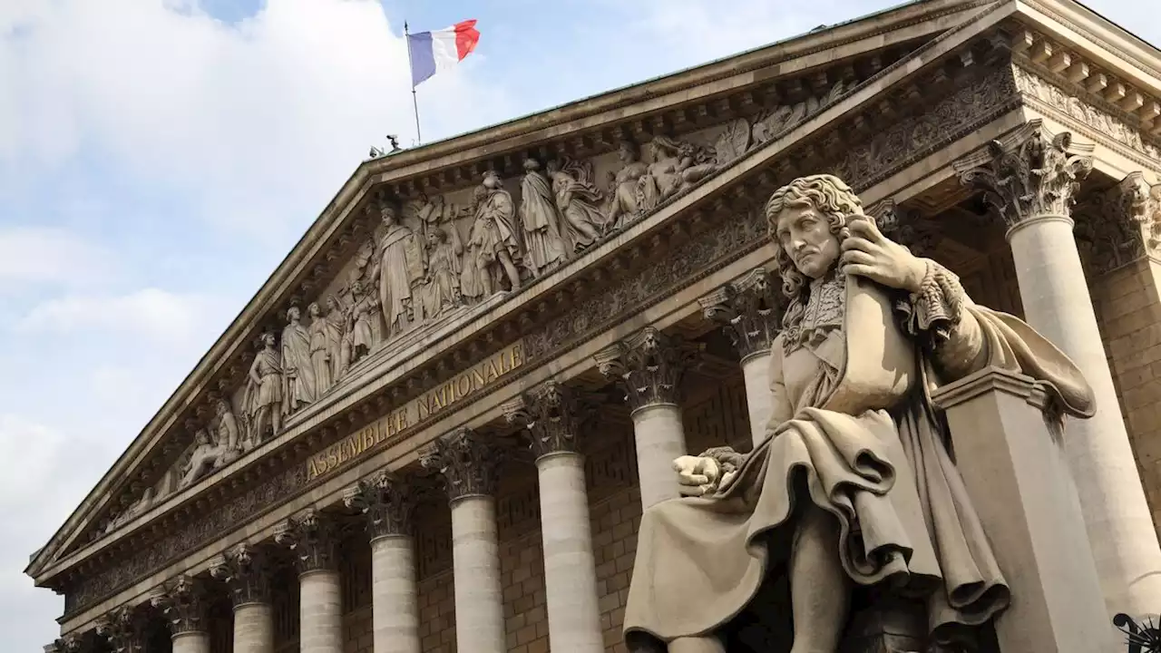 Dernière rénovation : la circulation bloquée par des militants devant l’Assemblée nationale