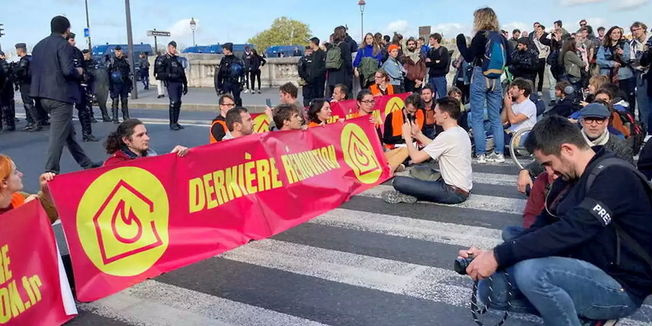 Paris : des militants écologistes bloquent le quai d’Orsay