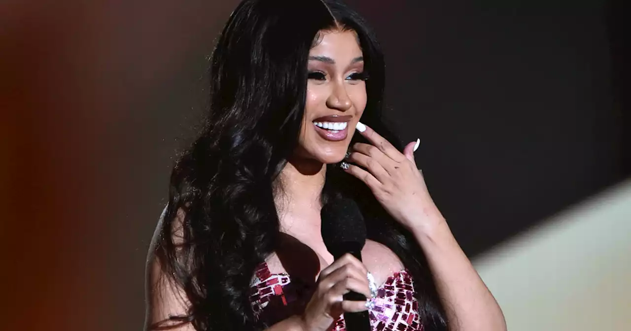 En vidéo, Cardi B montre comment elle change une couche avec ses ongles XXL