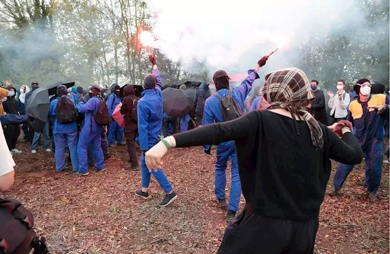 Sainte-Soline : avons-nous affaire à des 'écoterroristes', comme l'affirme Darmanin ?