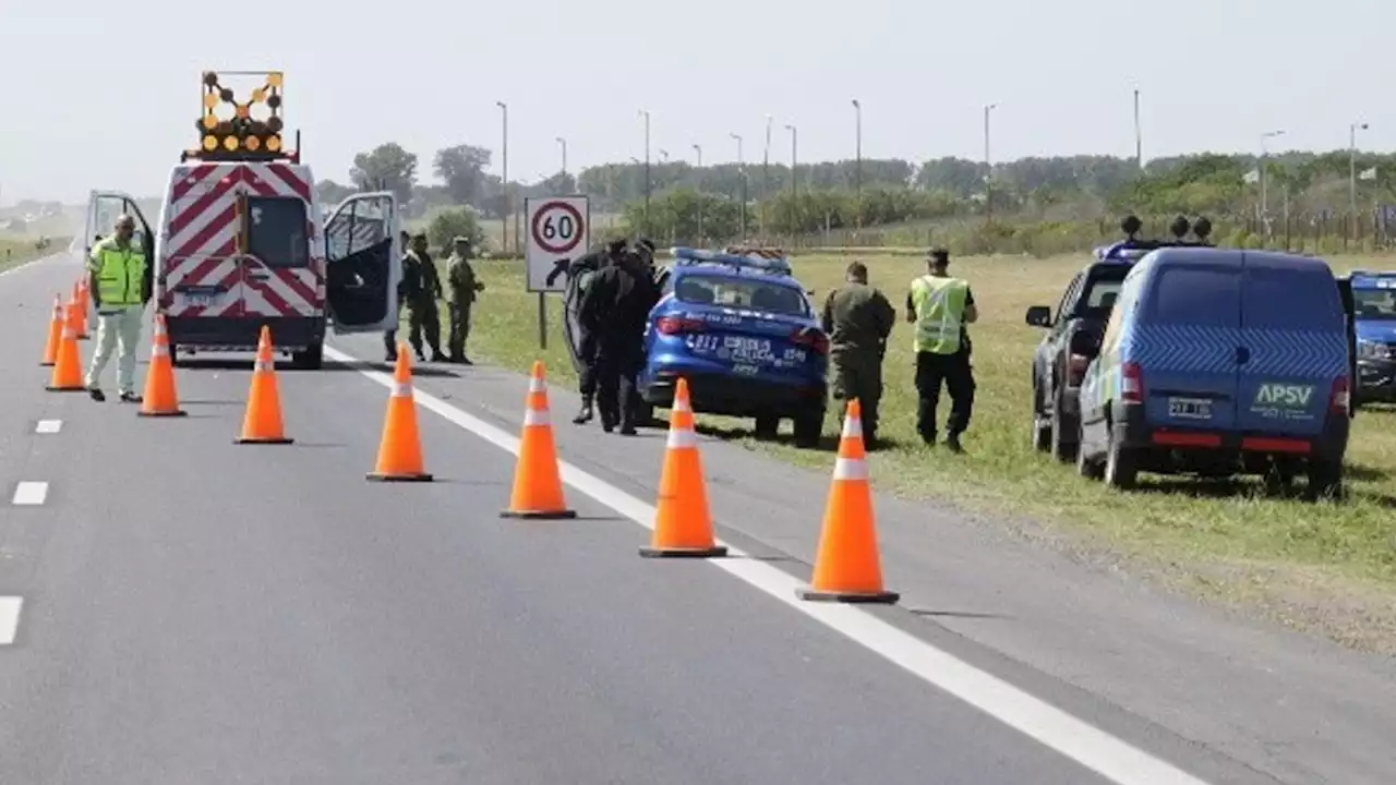 Accidente fatal en autopista Rosario-Buenos Aires: bajó del auto y murió embestido por un camión