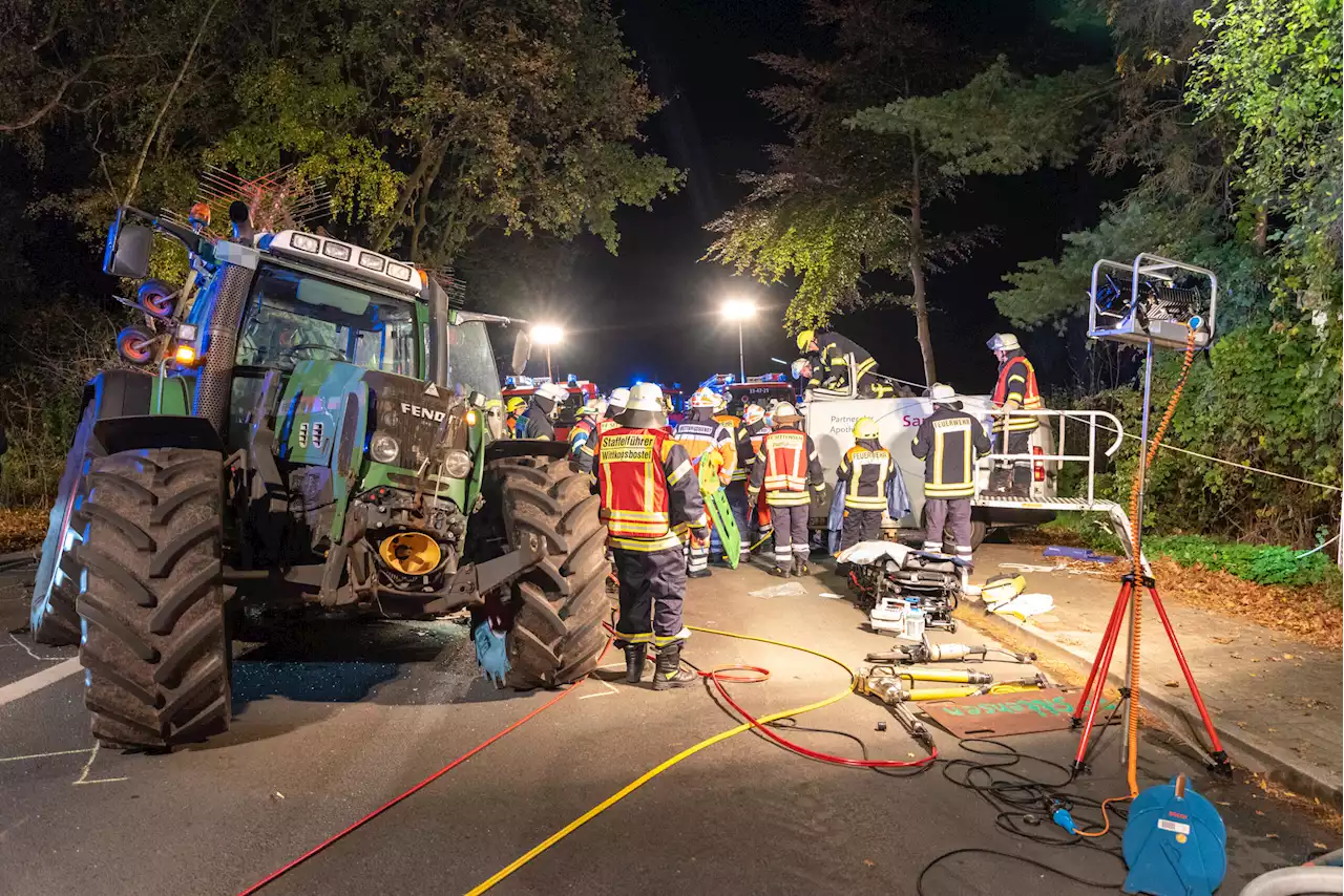 Transporter kollidiert frontal mit Traktor – Mann schwer verletzt