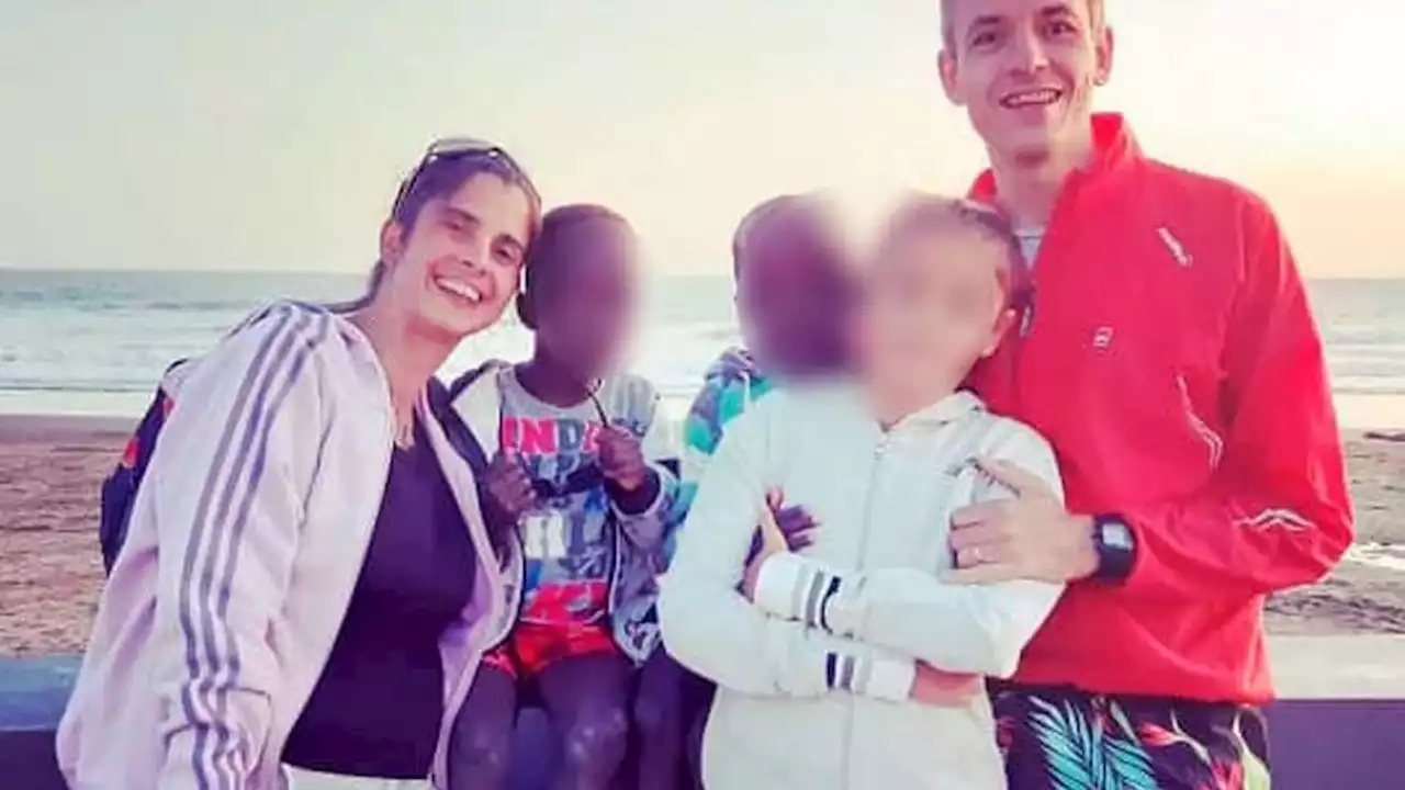 Detuvieron al matrimonio que abandonó a los dos niños africanos que habían adoptado | En Neuquén