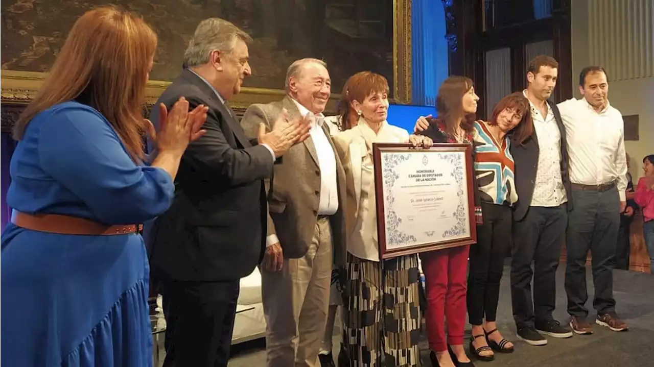 El periodista y 'vocero de la democracia' José Ignacio López fue distinguido en el Congreso