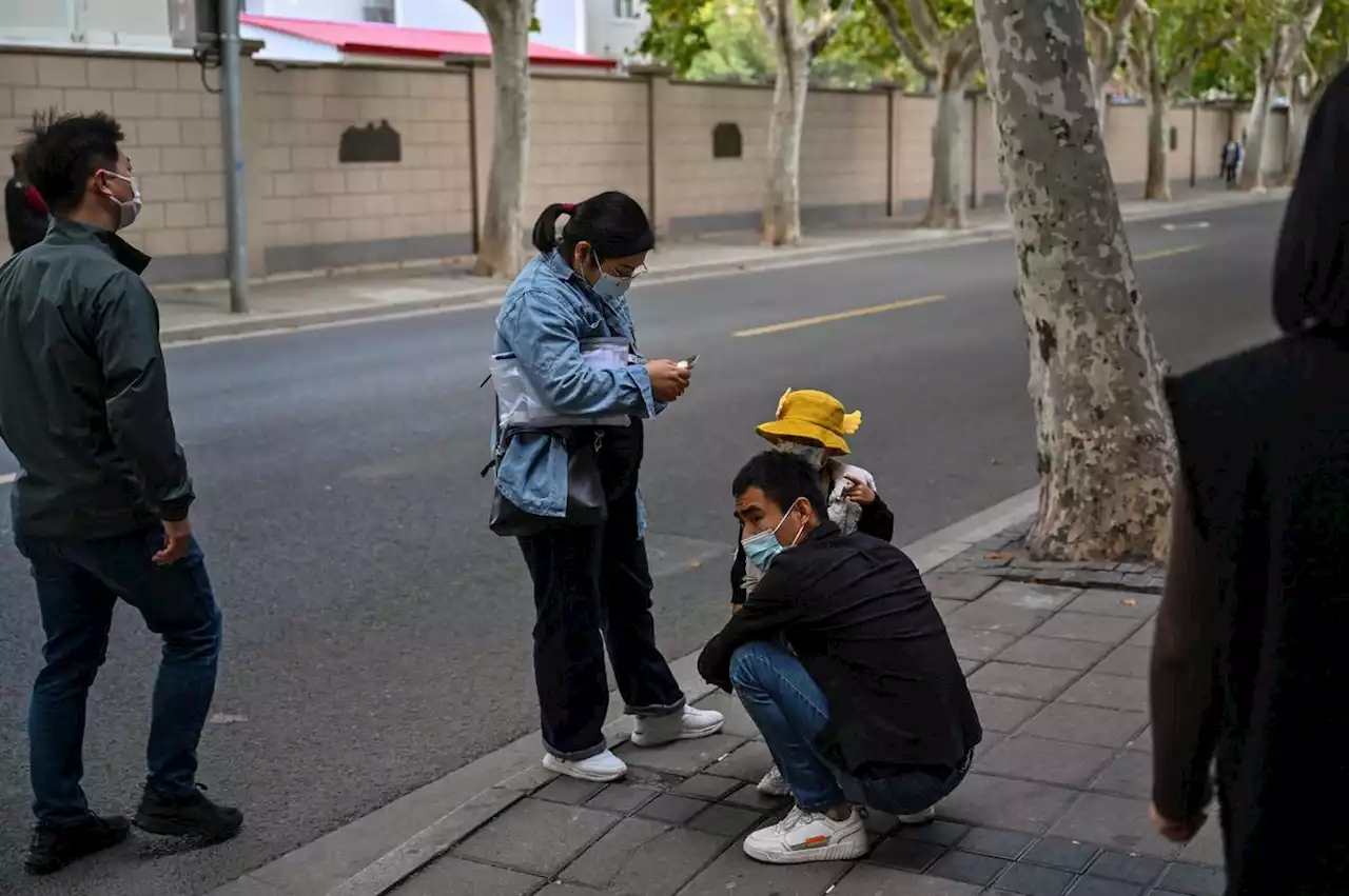 Covid-19 : après la fuite de salariés, la Chine confine toute la zone autour de l’usine d’iPhone