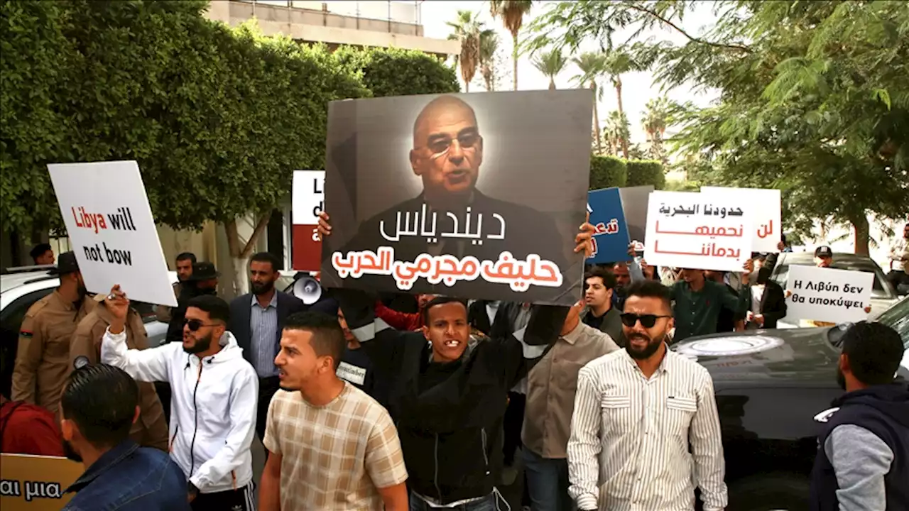 مئات الطلاب الليبيين يحتجون أمام سفارة اليونان في طرابلس