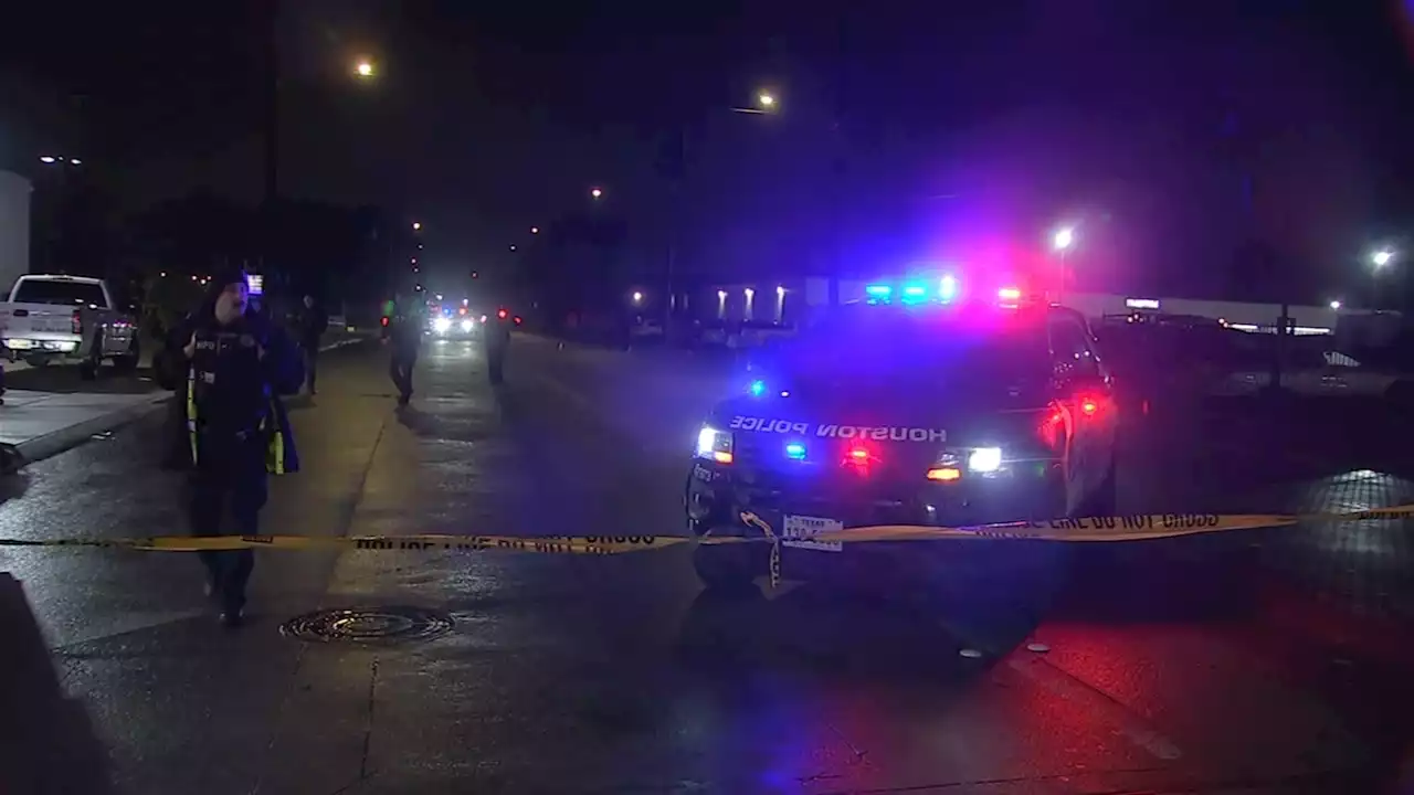 1 dead, 2 injured after triple shooting in N. Houston that stemmed from possible robbery, HPD says