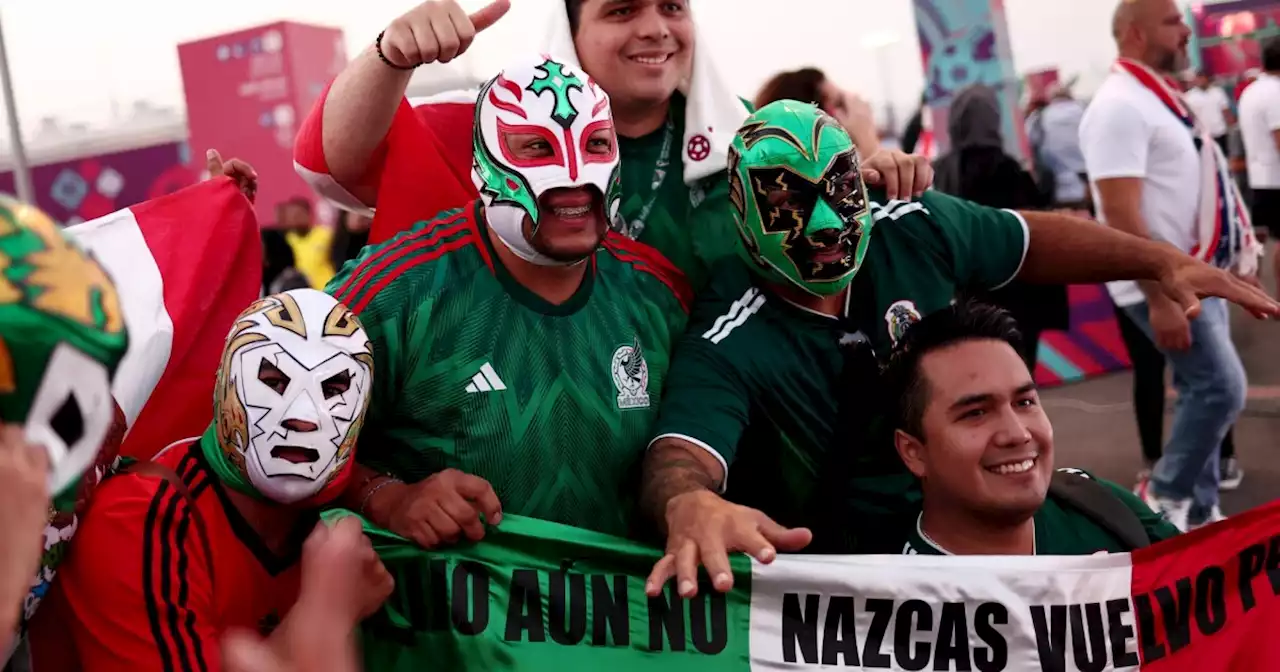 Mexicanos bailan al ritmo de 'Payaso de Rodeo' en Qatar 2022