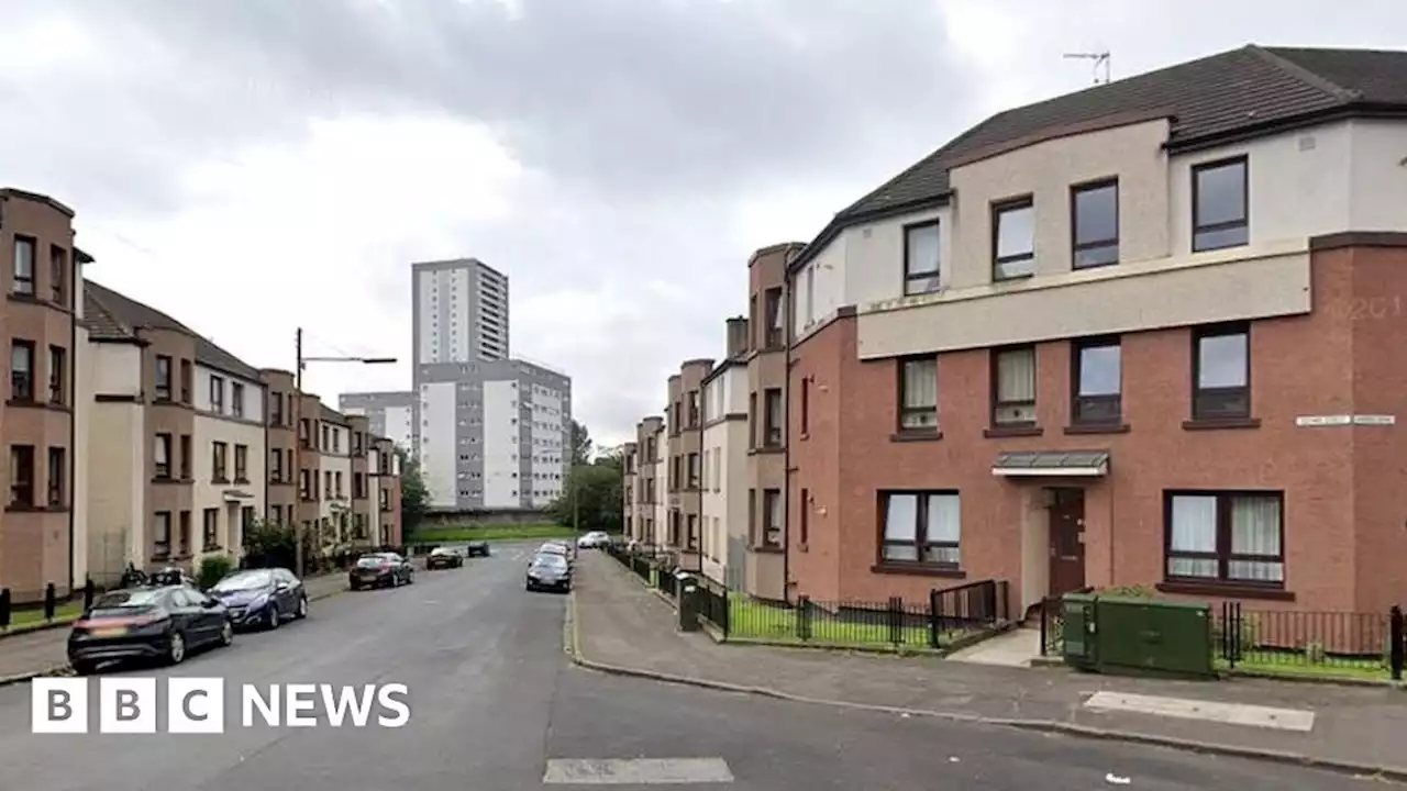 Police hunt two men after Maryhill attempted murder