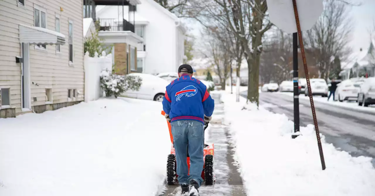 Fans use shovels, snowblowers to ensure Buffalo Bills players can get to game amid snowstorm