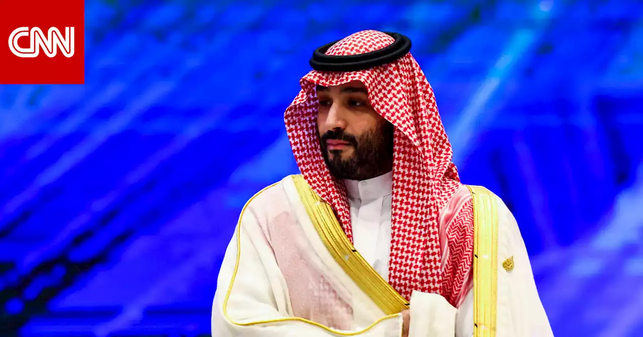 ولي العهد السعودي يثير تفاعلا بارتدائه وشاحًا عليه علم قطر