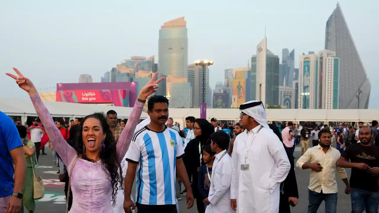 Crowded fan zone turns thousands away before Qatar World Cup