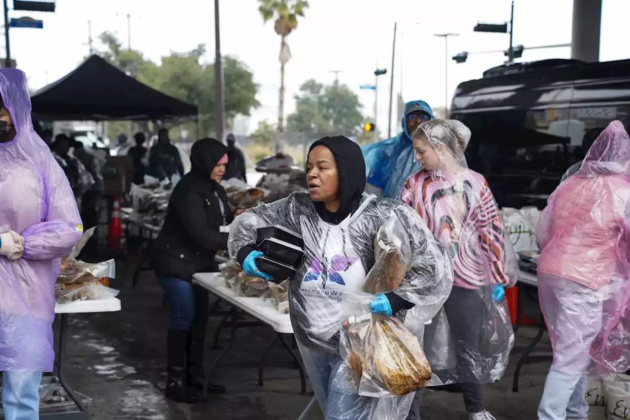 Over 1,000 Thanksgiving meals handed out by Houston nonprofit