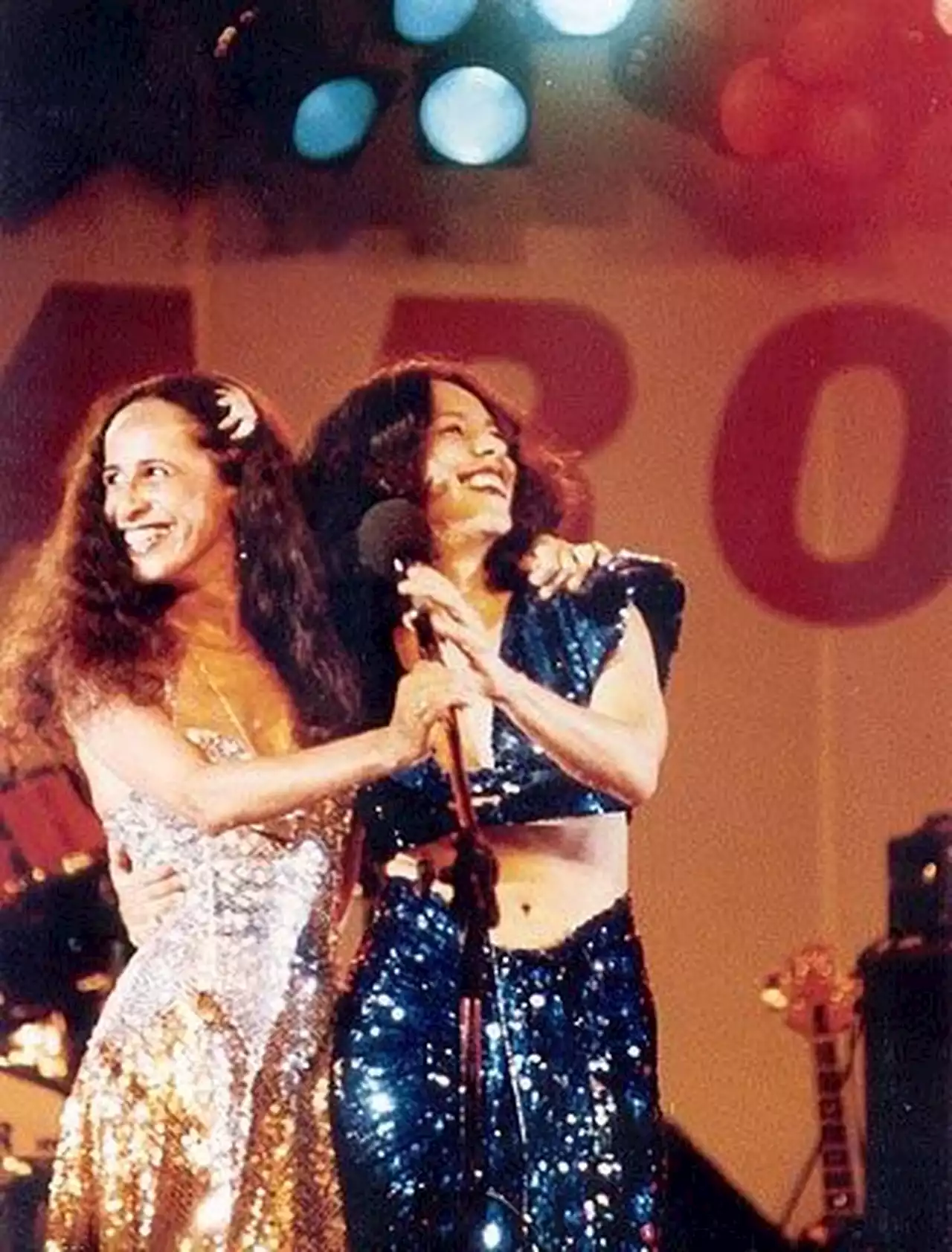 Maria Bethânia homenageia Gal Costa em primeiro show após morte da amiga e parceira musical