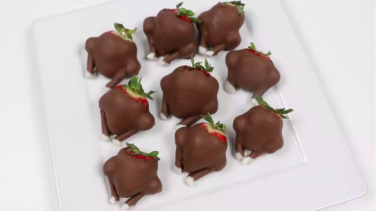 How To Make Turkey-Shaped Chocolate-Covered Strawberries For Thanksgiving