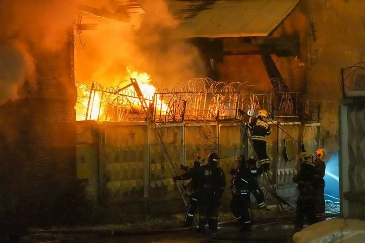 Тела пятерых погибших нашли при разборе сгоревшего цветочного склада в центре Москвы