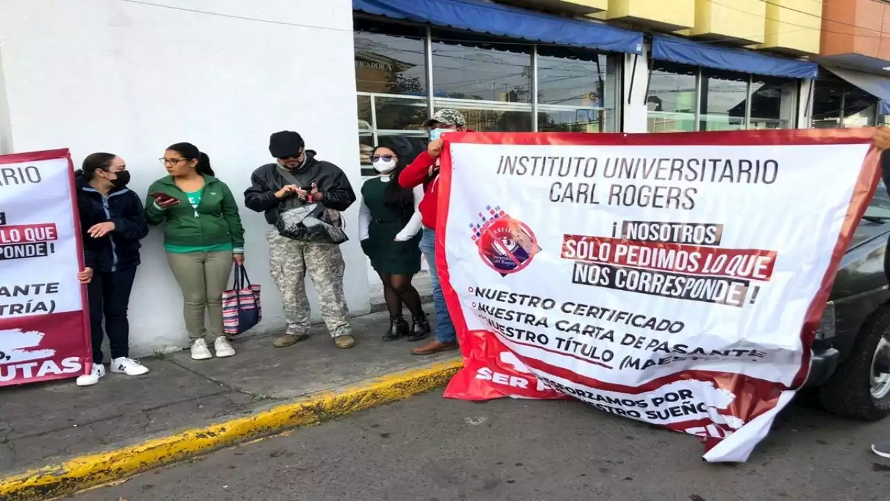 Exalumnos de universidad en Toluca denuncian fraude; no les han entregado sus títulos