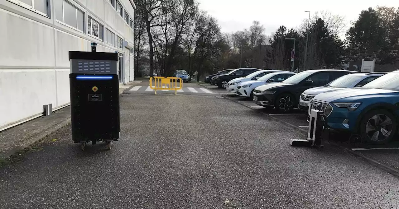 Ce robot autonome recharge votre voiture électrique en utilisant des vieilles batteries