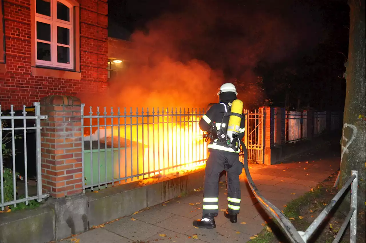 Flammen drohen auf Hamburger Schule überzugreifen – Person macht Fotos