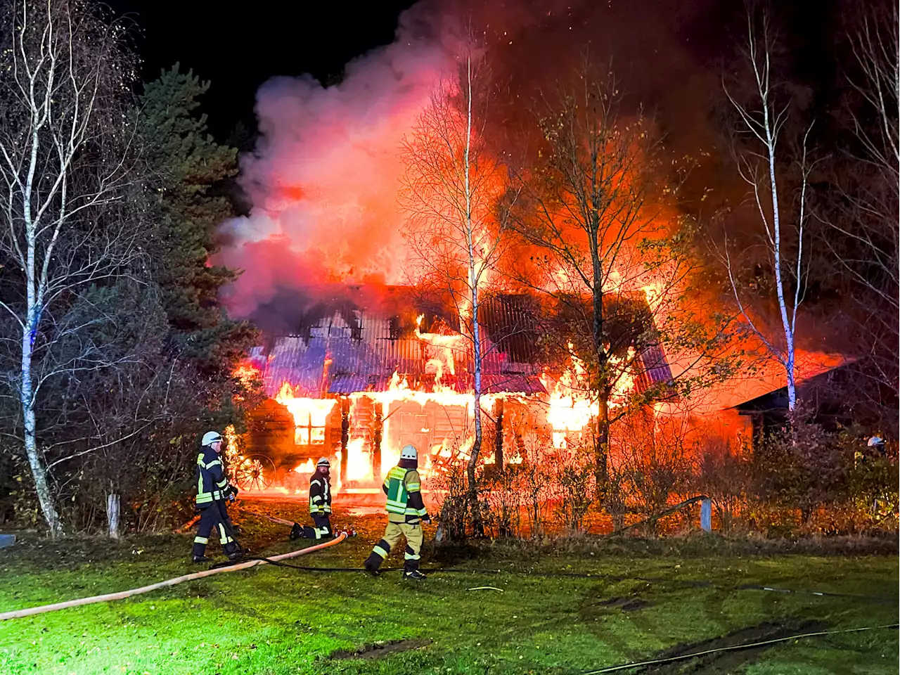 In Holzhaus untergebracht: Hier steht eine Klavier-Werkstatt komplett in Flammen