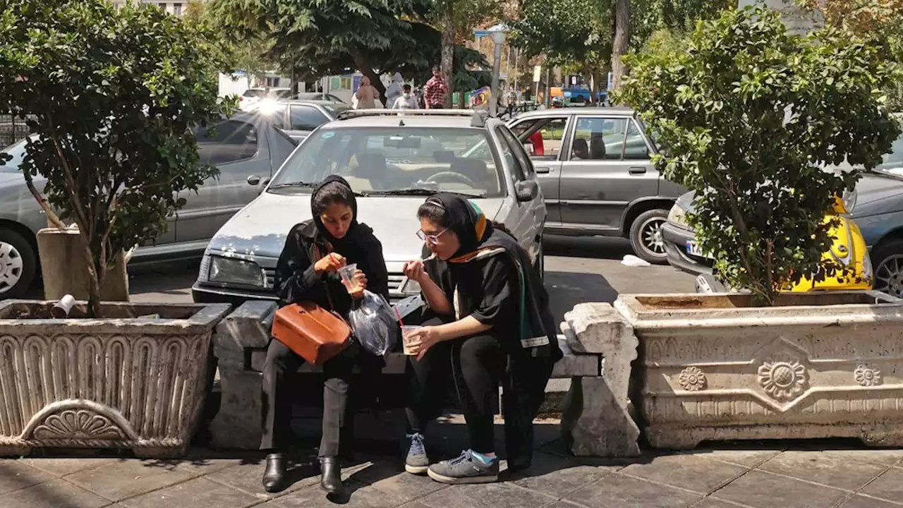 In korte tijd is het dagelijks leven in Iran veranderd: 'Niet afstuderen, wel protesteren'