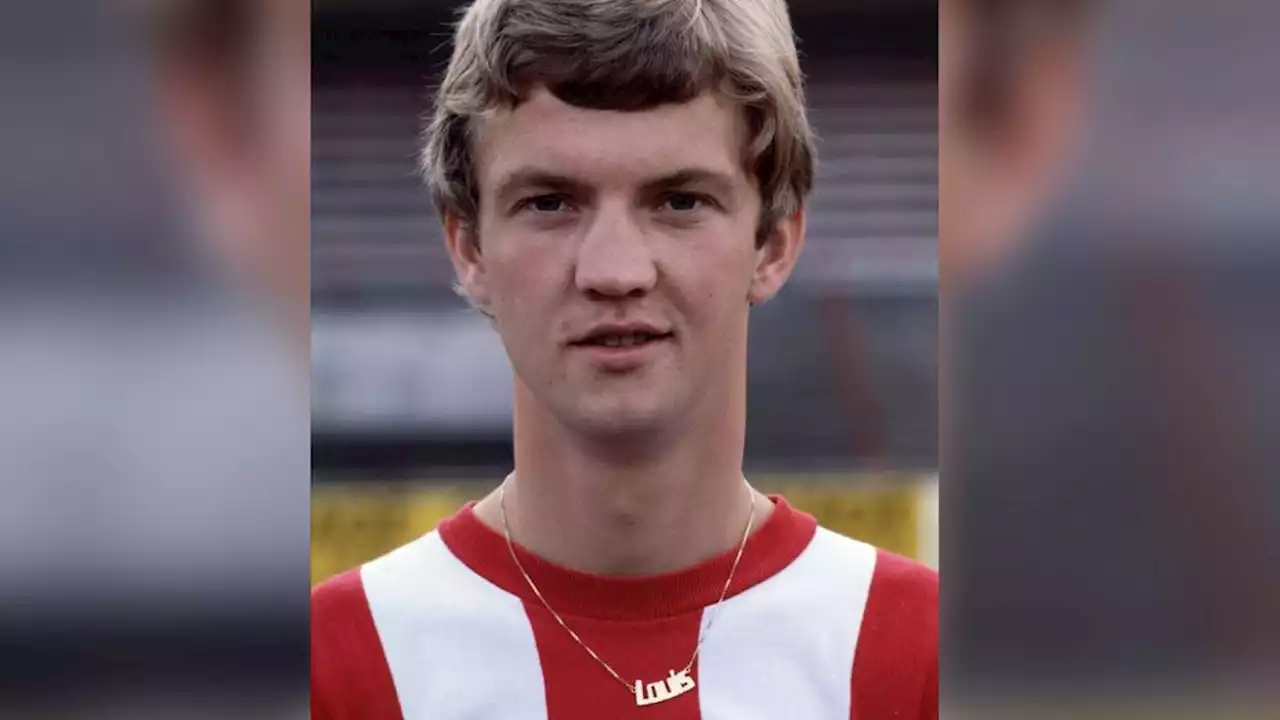 Louis de voetballer: 'Heb je dat fragment gevonden waarin ik Pelé door de benen speel?'